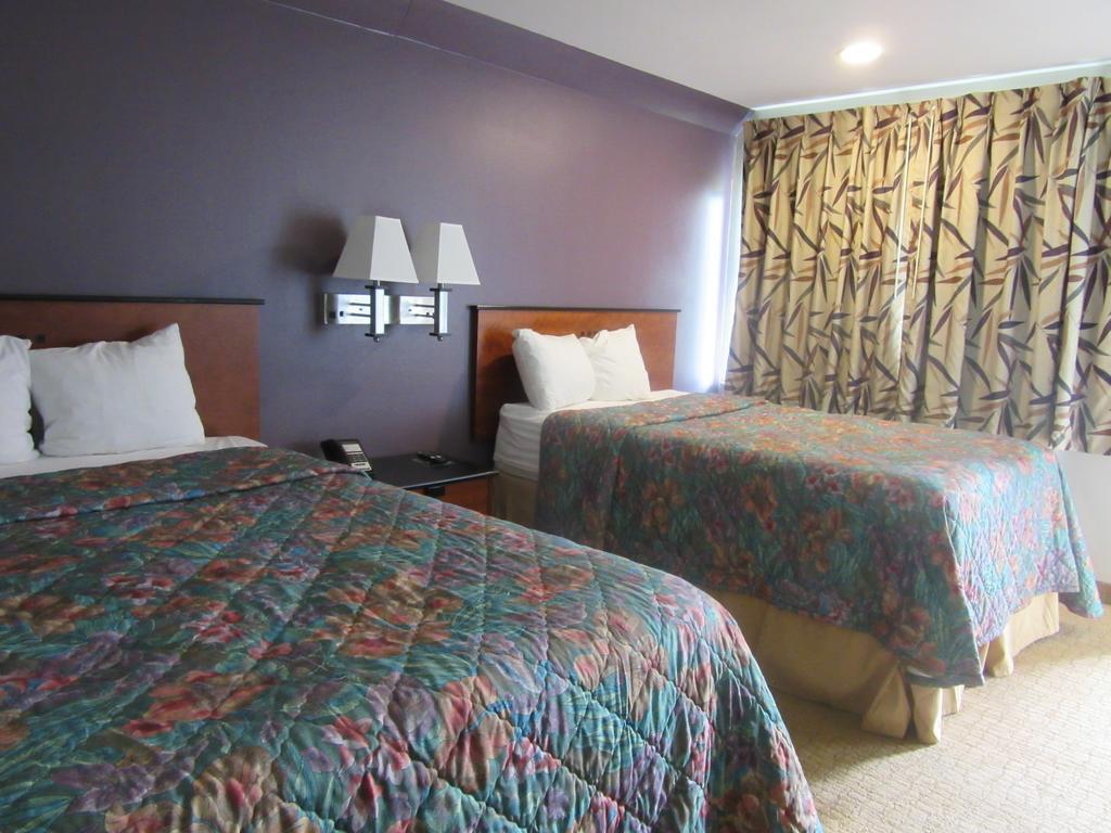 Rodeway Inn Арлингтон Экстерьер фото