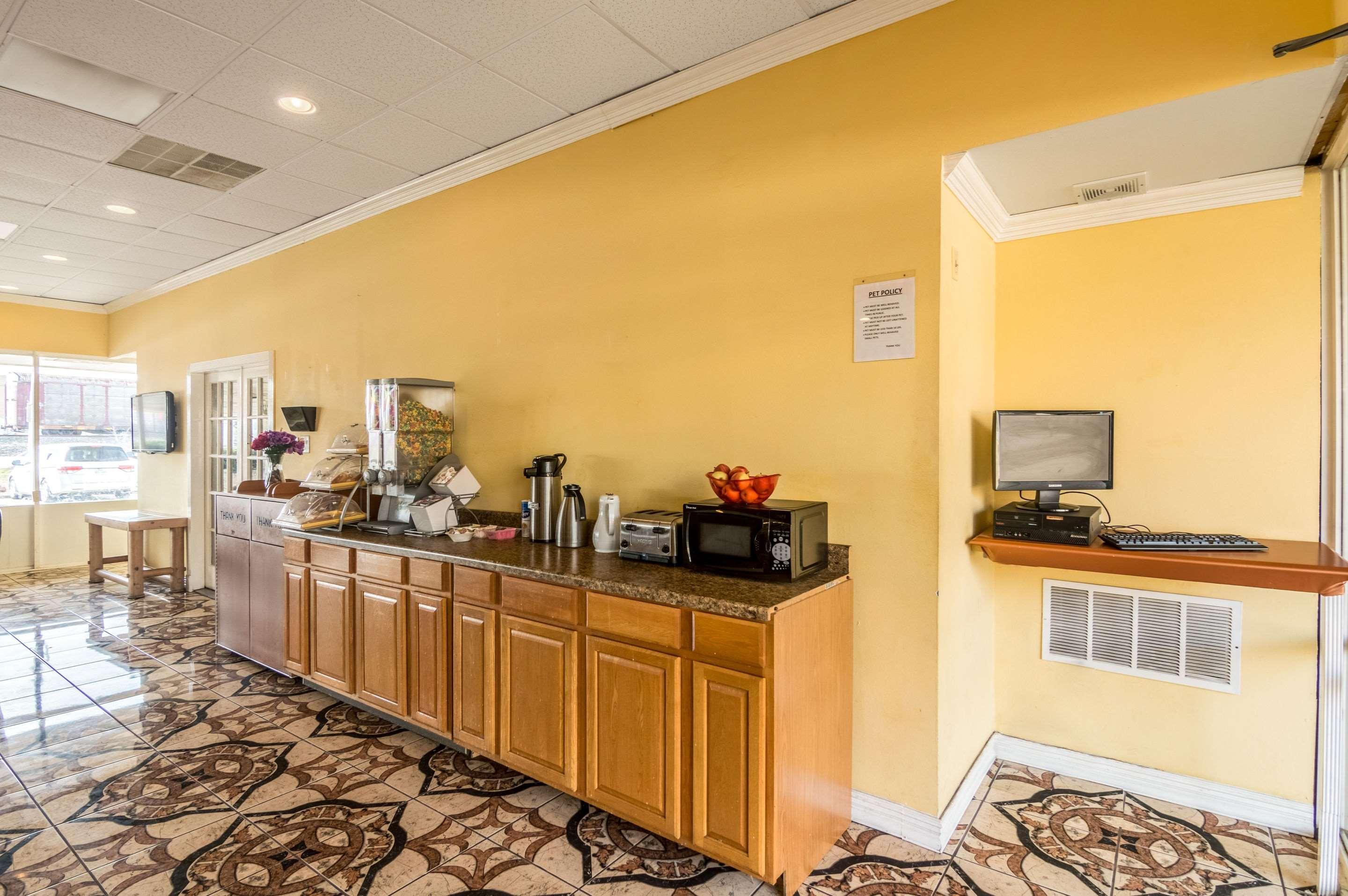 Rodeway Inn Арлингтон Экстерьер фото