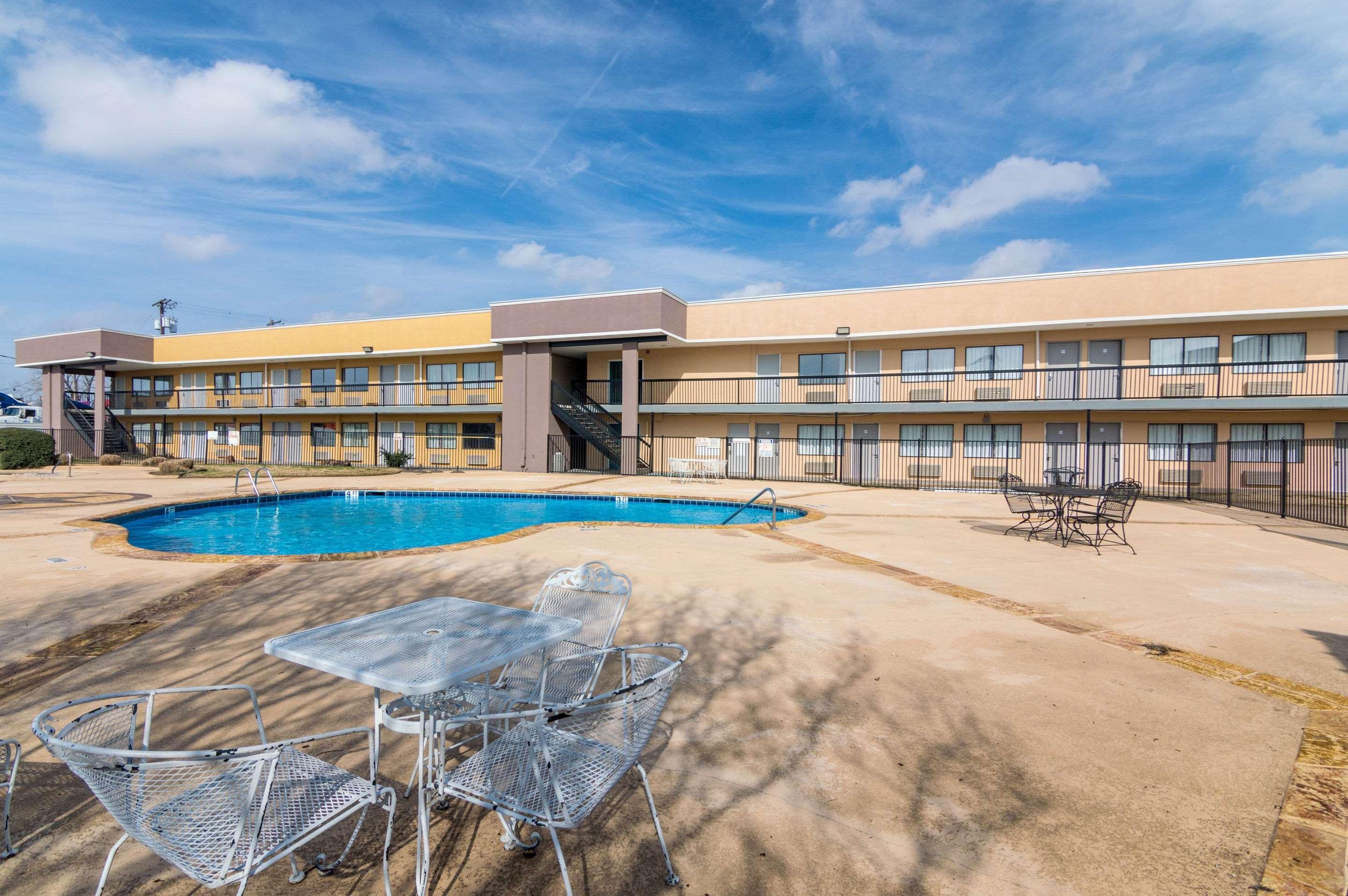 Rodeway Inn Арлингтон Экстерьер фото