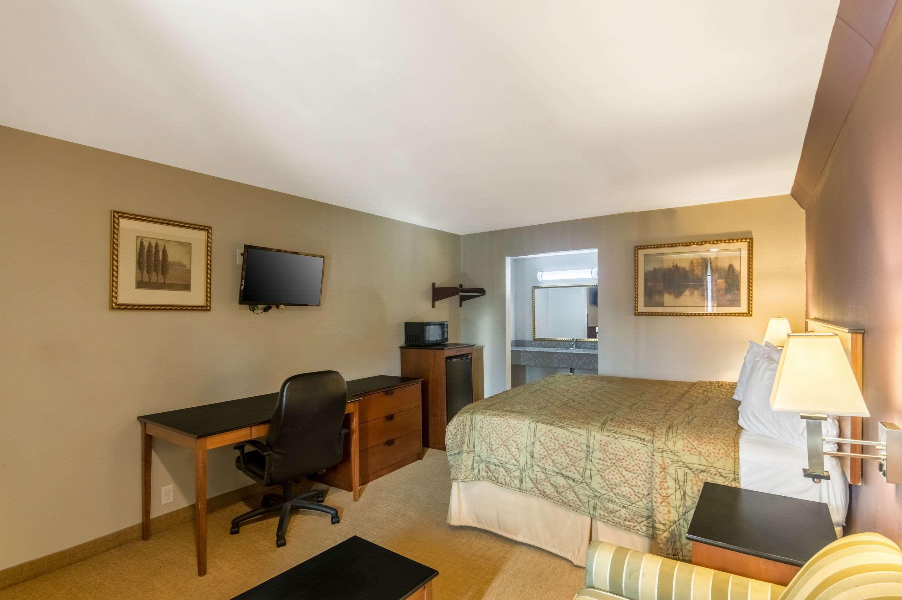 Rodeway Inn Арлингтон Экстерьер фото